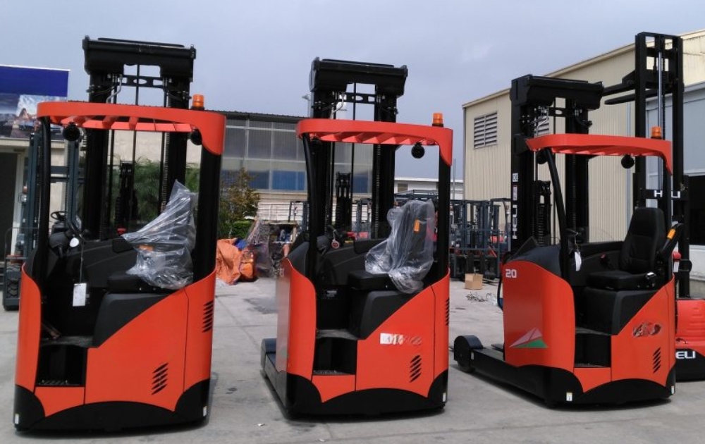 Xe nâng Reach Truck là gì? Cấu tạo, Ưu nhược điểm & Ứng dụng