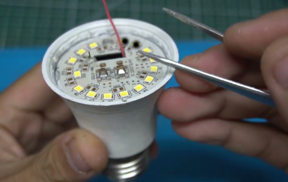 Hướng dẫn chi tiết cách sửa đèn LED bị cháy