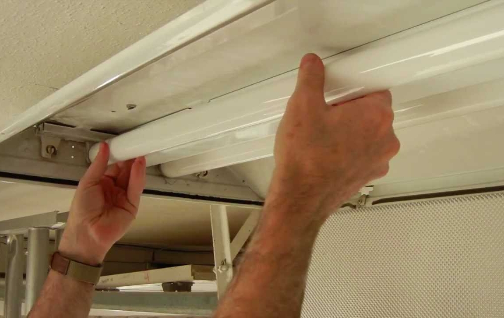 Cách thay bóng đèn LED 1m2 đúng kỹ thuật, an toàn và hiệu quả